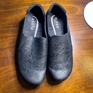 Klogs Men's Black Embossed Slip-On Clogs